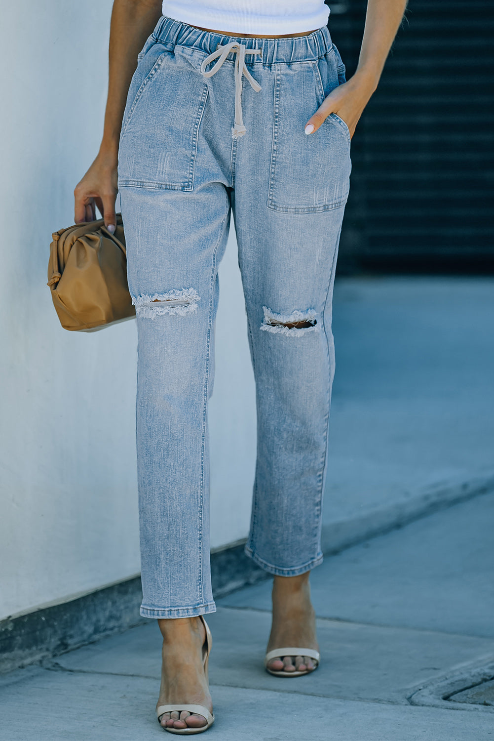 Pantalon de jogging en denim à poches rondes en détresse bleu ciel