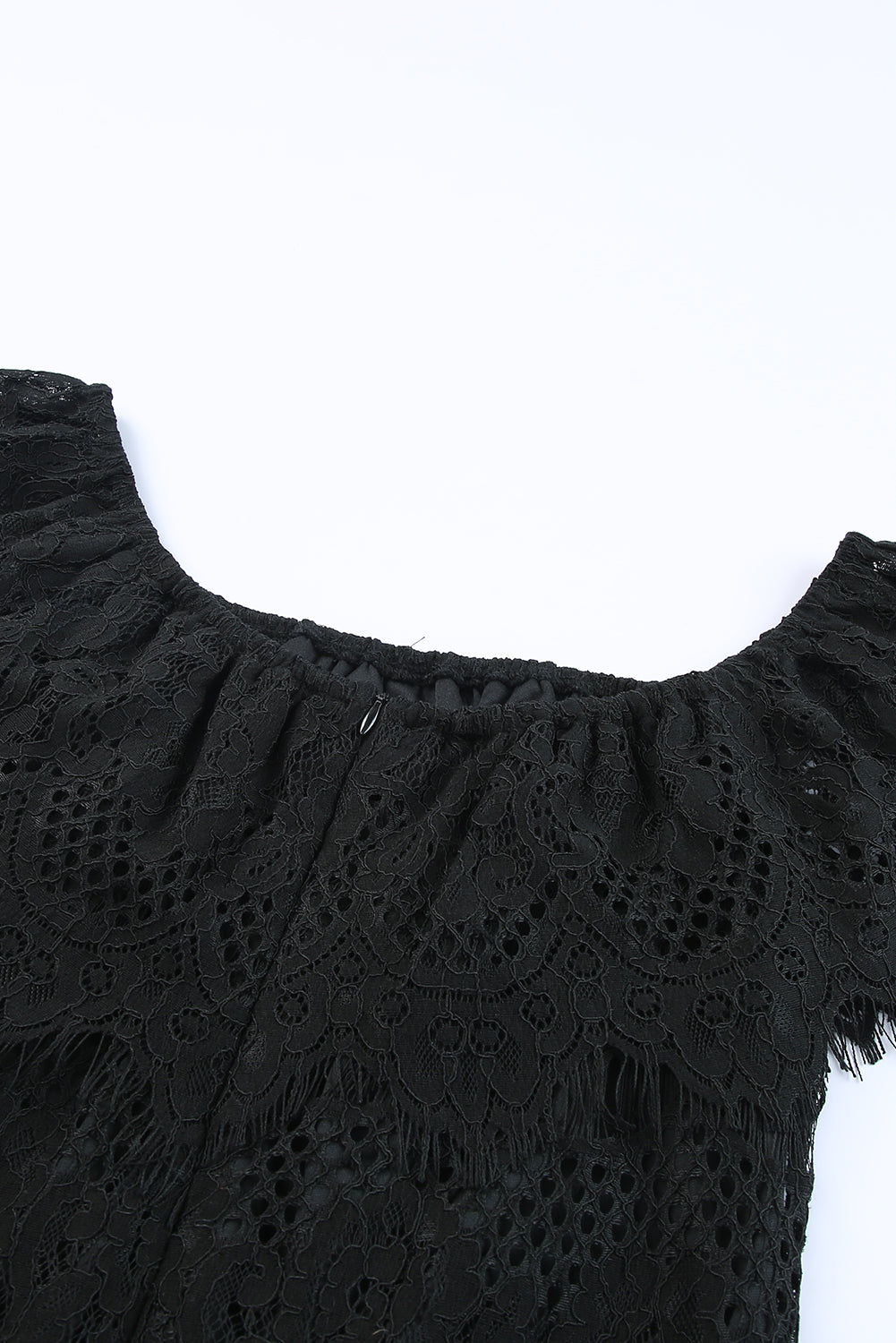 Robe noire en dentelle à manches tombantes et épaules dénudées