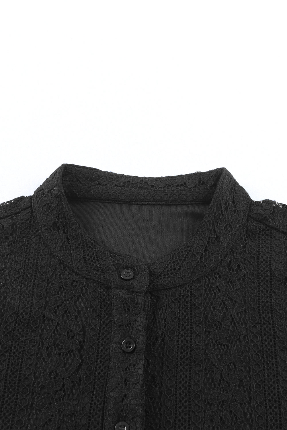 Mini-robe noire en dentelle au crochet avec cordon de serrage taille haute et col en V