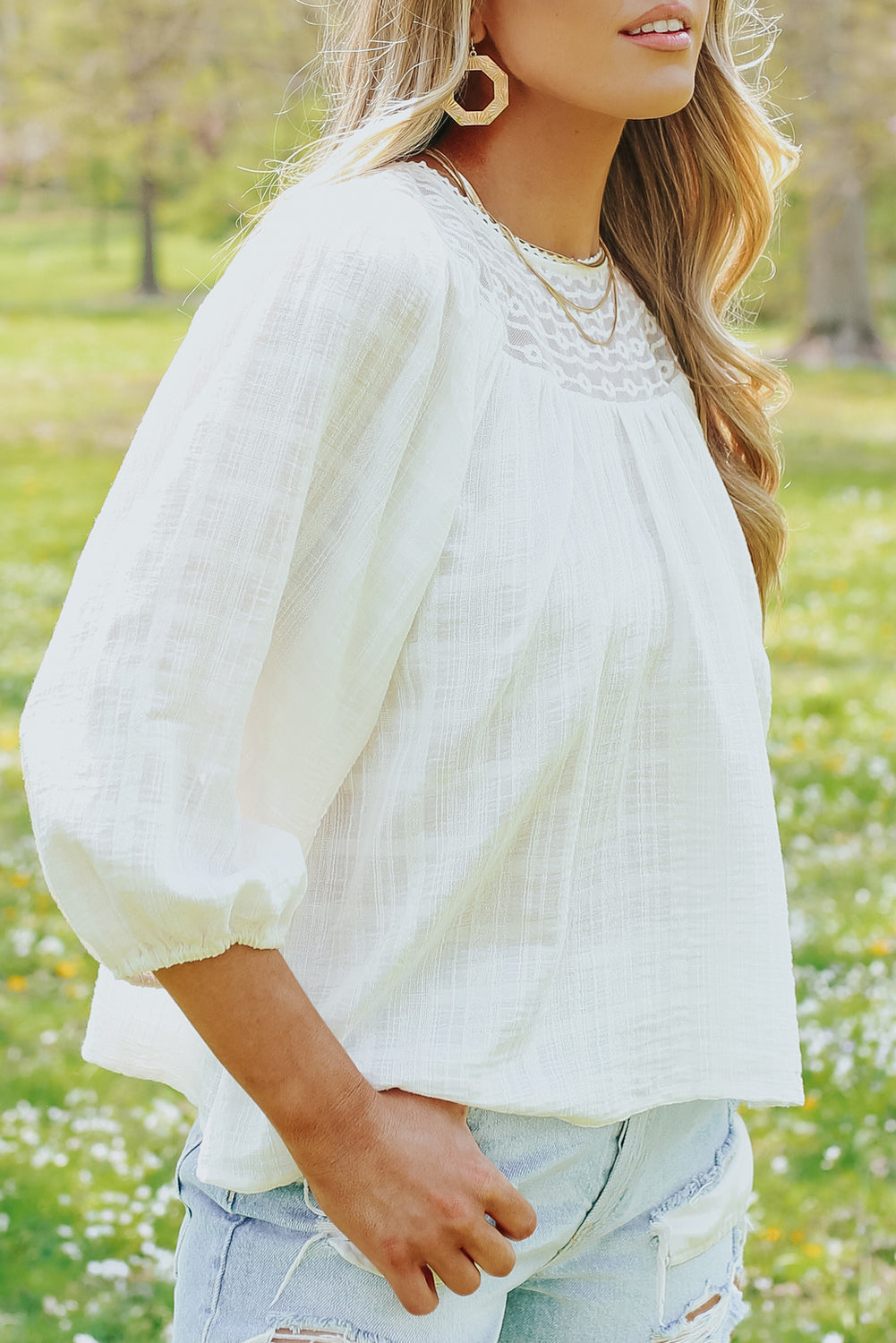 Blouse froncée contrastée en dentelle texturée blanche 