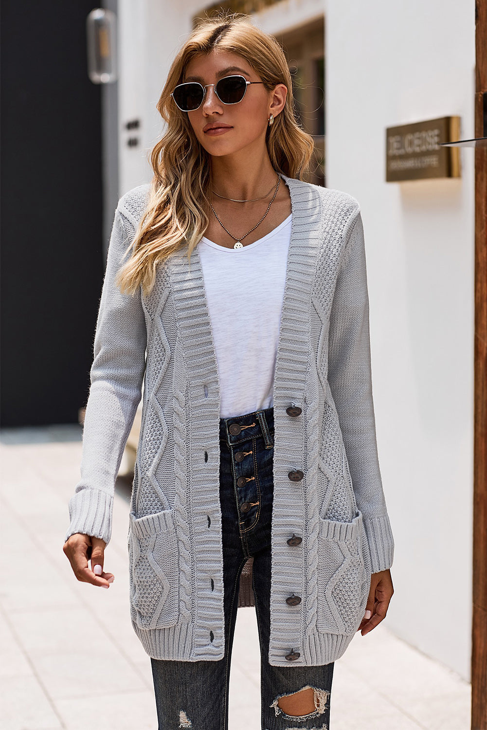 Cardigan gris avec poche avant et fermeture à boutons