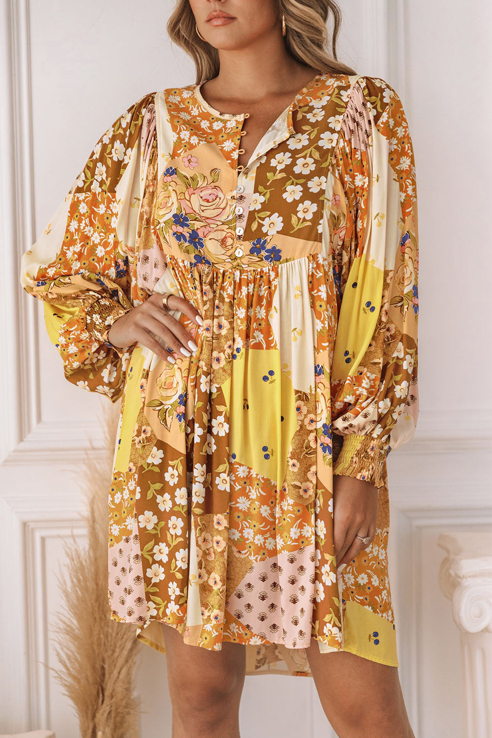 Robe babydoll plissée à manches longues et boutonnée à fleurs jaune