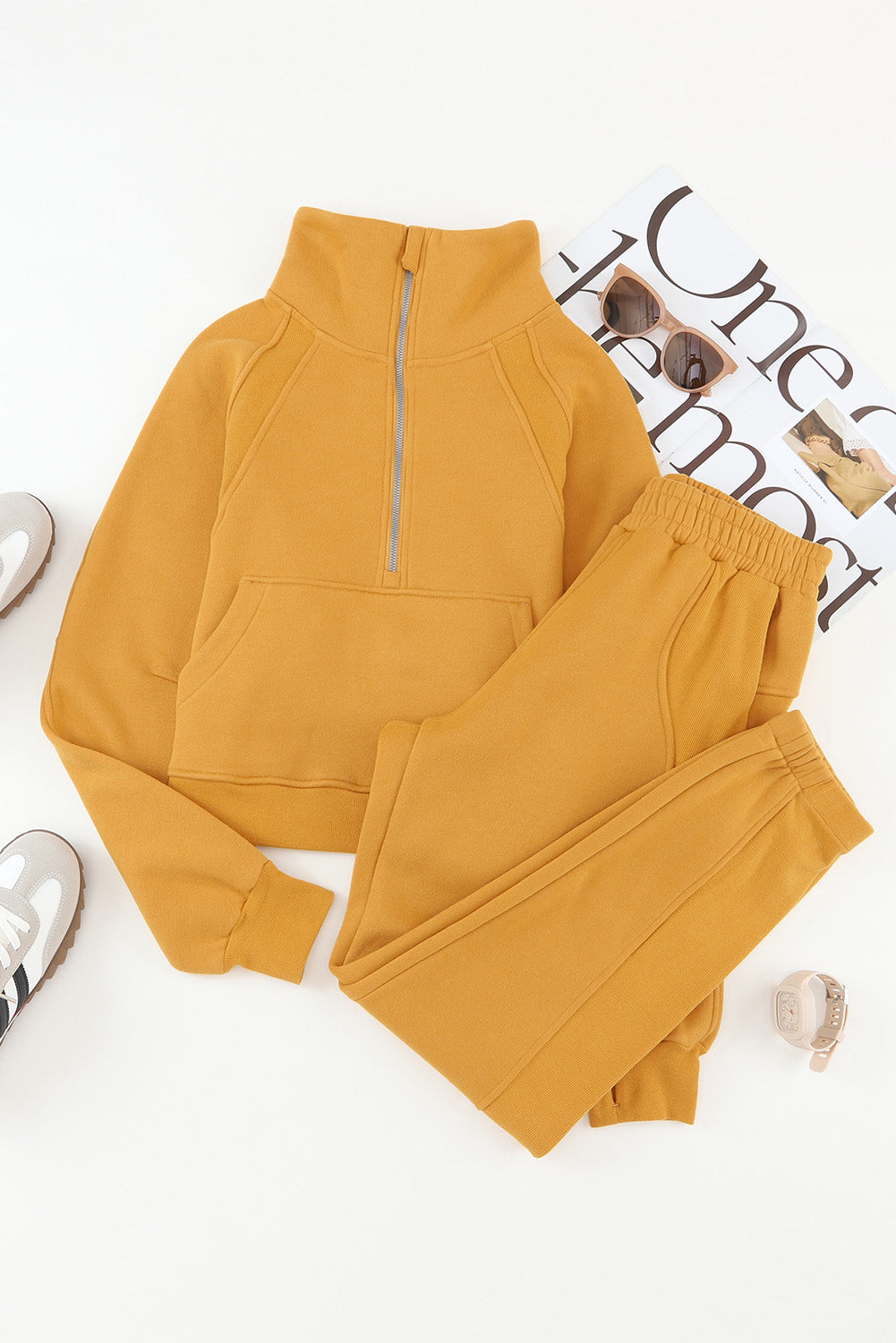 Ensemble de sport jaune avec sweat-shirt et pantalon de survêtement à demi-zip 