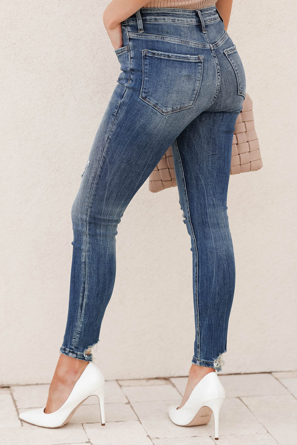 Jean skinny effet vieilli bleu ciel avec braguette zippée et bouton asymétrique