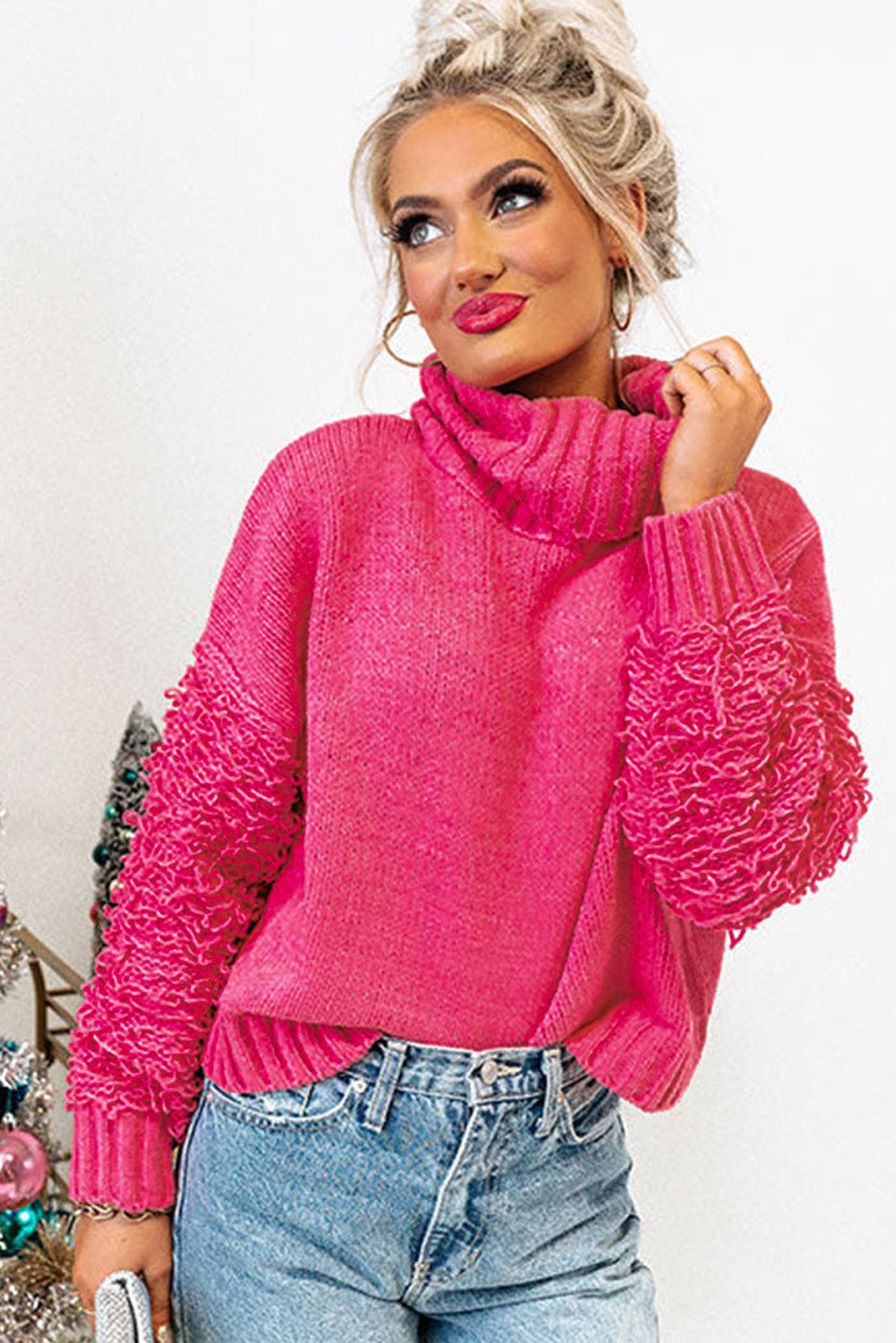 Pull en tricot côtelé rose à manches pelucheuses et col roulé