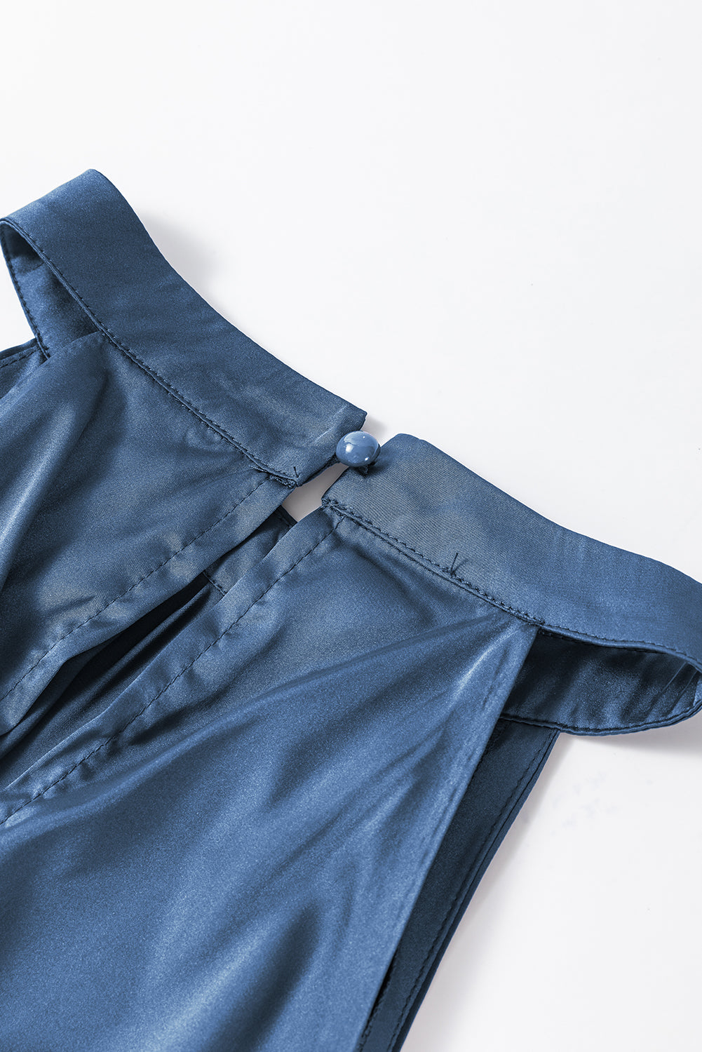 Robe mi-longue bleue en satin froncé sans manches avec fente latérale