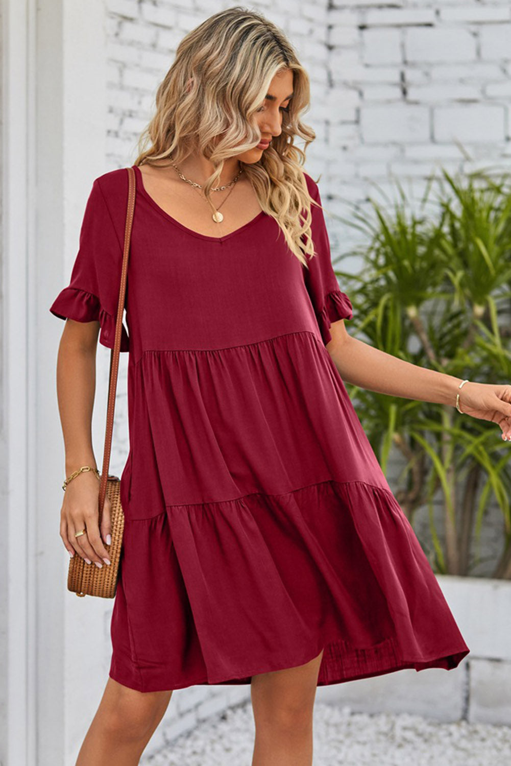 Robe midi évasée rouge à col en V et manches courtes