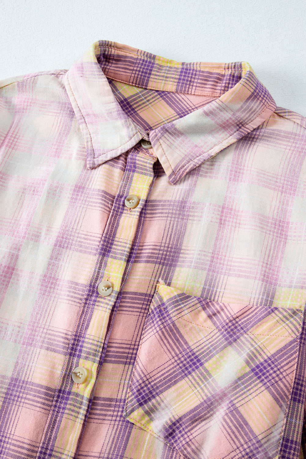 Chemise violette à carreaux blanchis et coutures apparentes