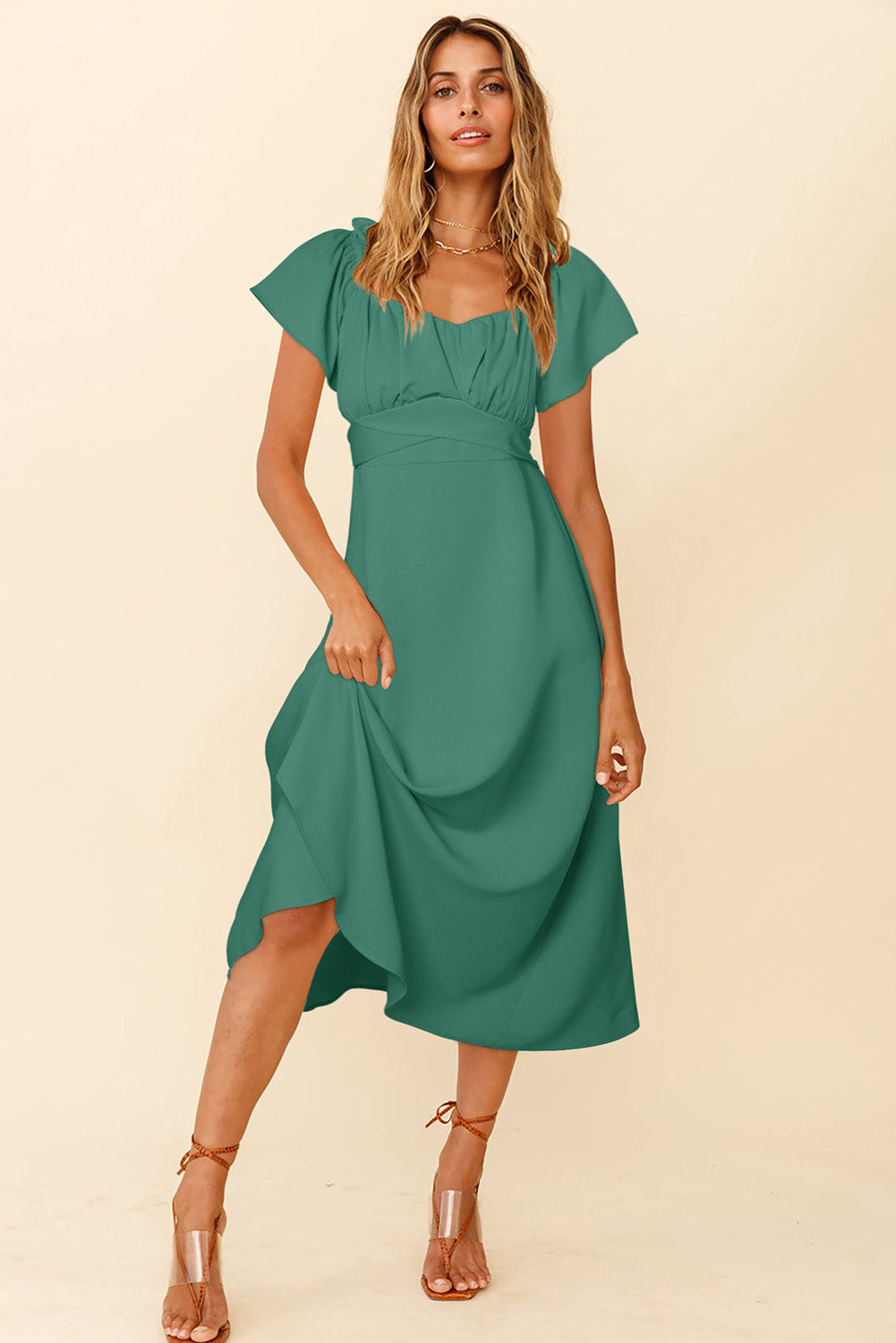 Robe midi verte smockée à épaules dénudées et nouée au dos