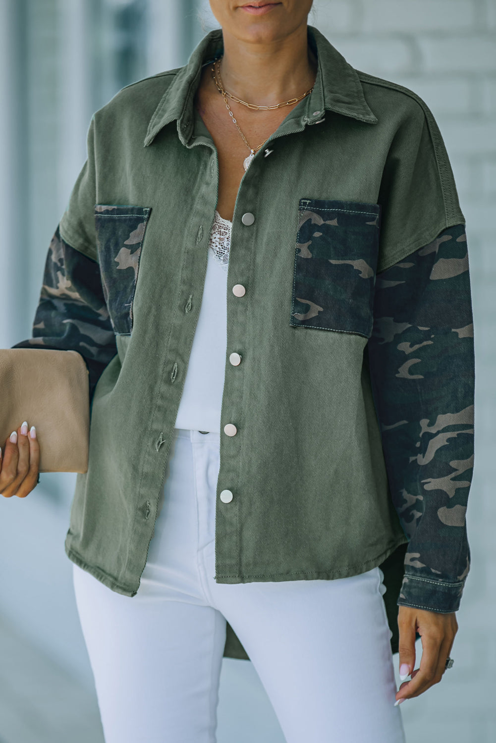 Veste boutonnée verte à imprimé camouflage et patchwork