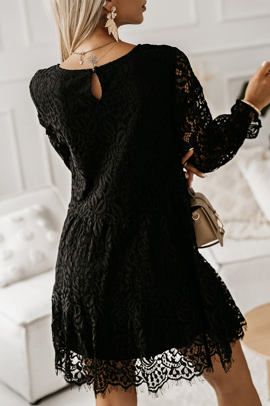 Mini-robe noire à manches longues et épissage en dentelle