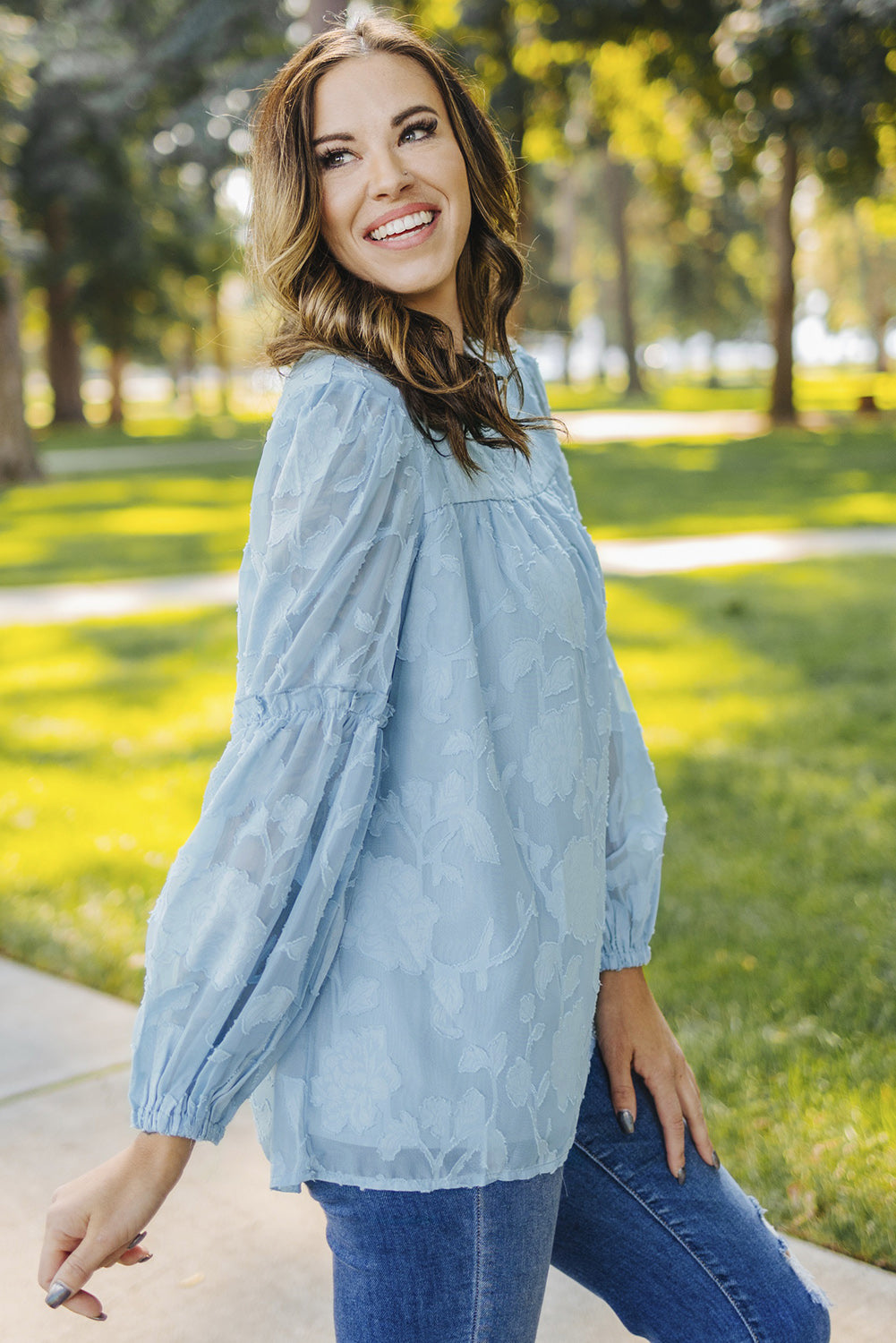 Blouse babydoll bleue texturée à volants et manches lanternes