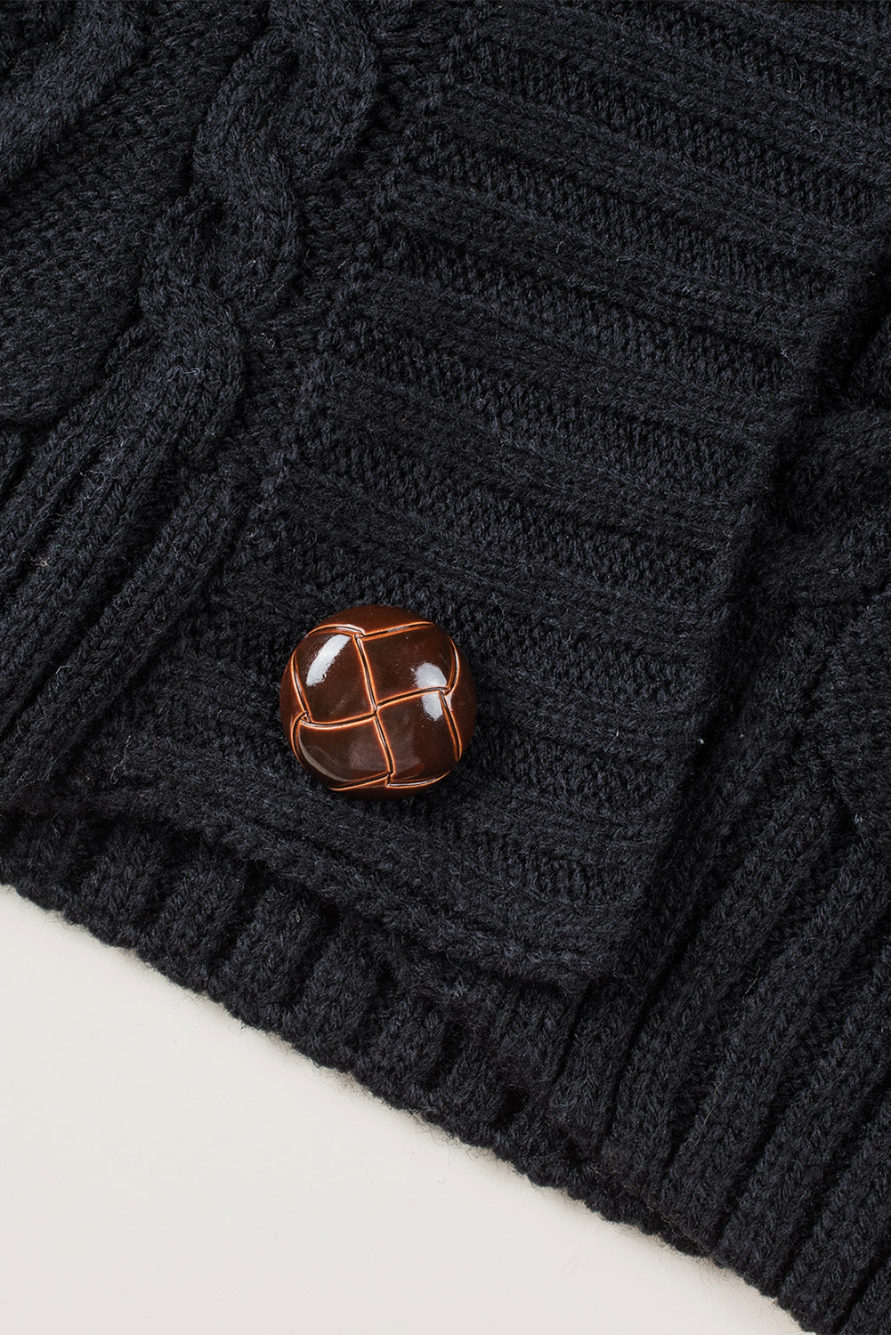 Cardigan à capuche noir en tricot à motif torsadé boutonné sur le devant 