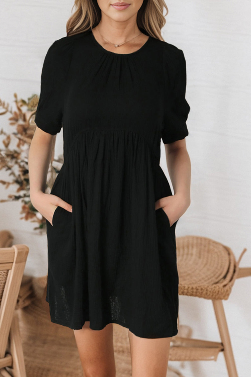 Robe courte noire avec poches bouffantes et taille empire