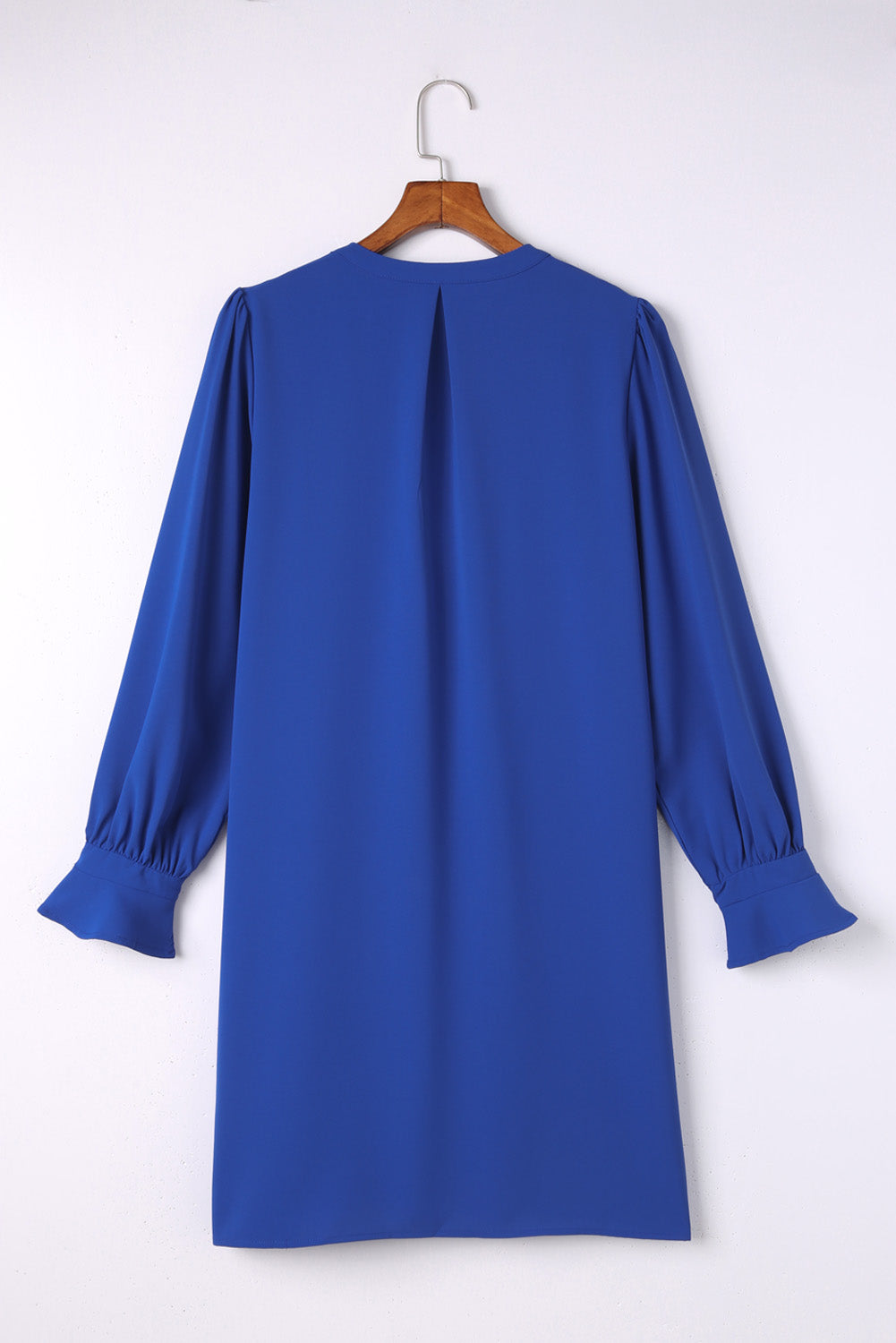 Robe chemise bleue fendue à col en V et manches à volants