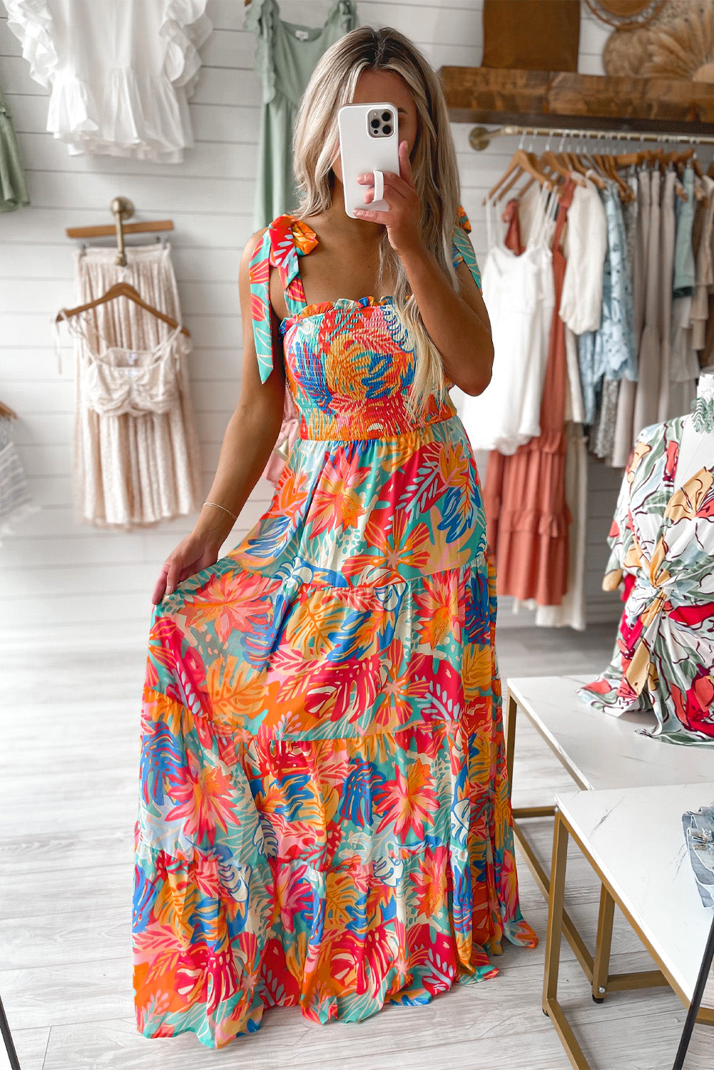 Robe longue multicolore à volants smockés et imprimé tropical vibrant