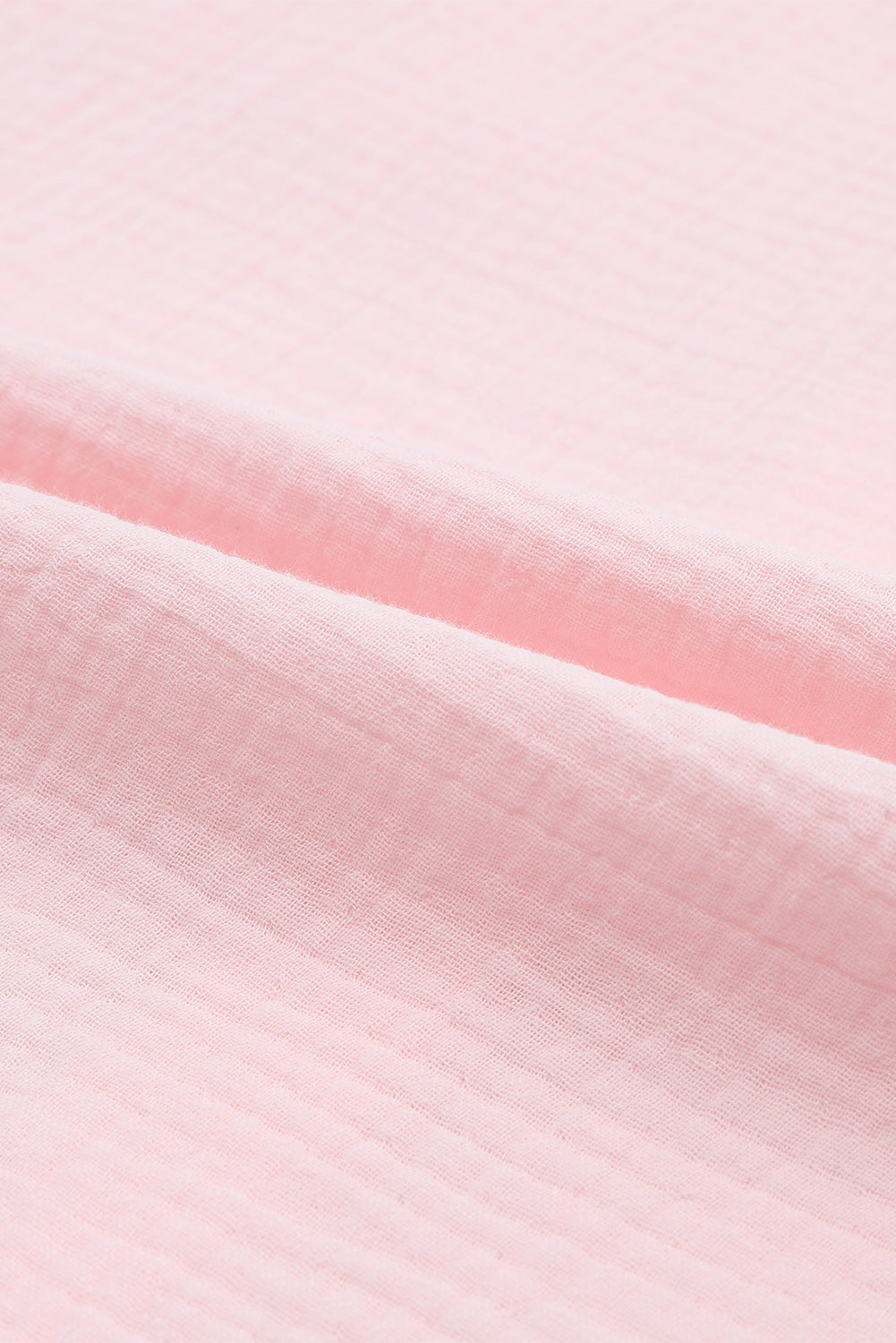 Chemise rose à manches retroussées et texture froissée