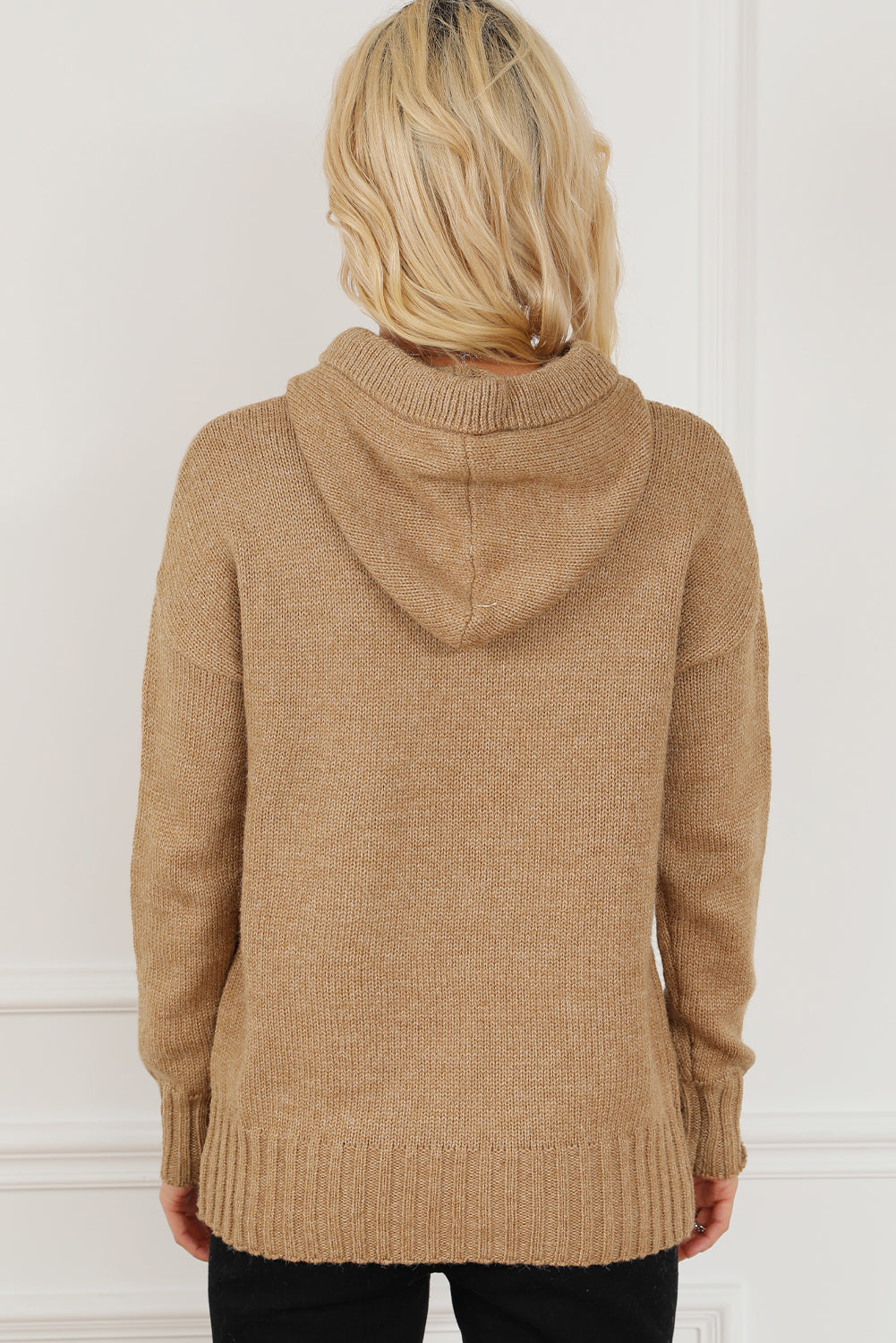 Pull à capuche gris avec cordon de serrage et col bénitier