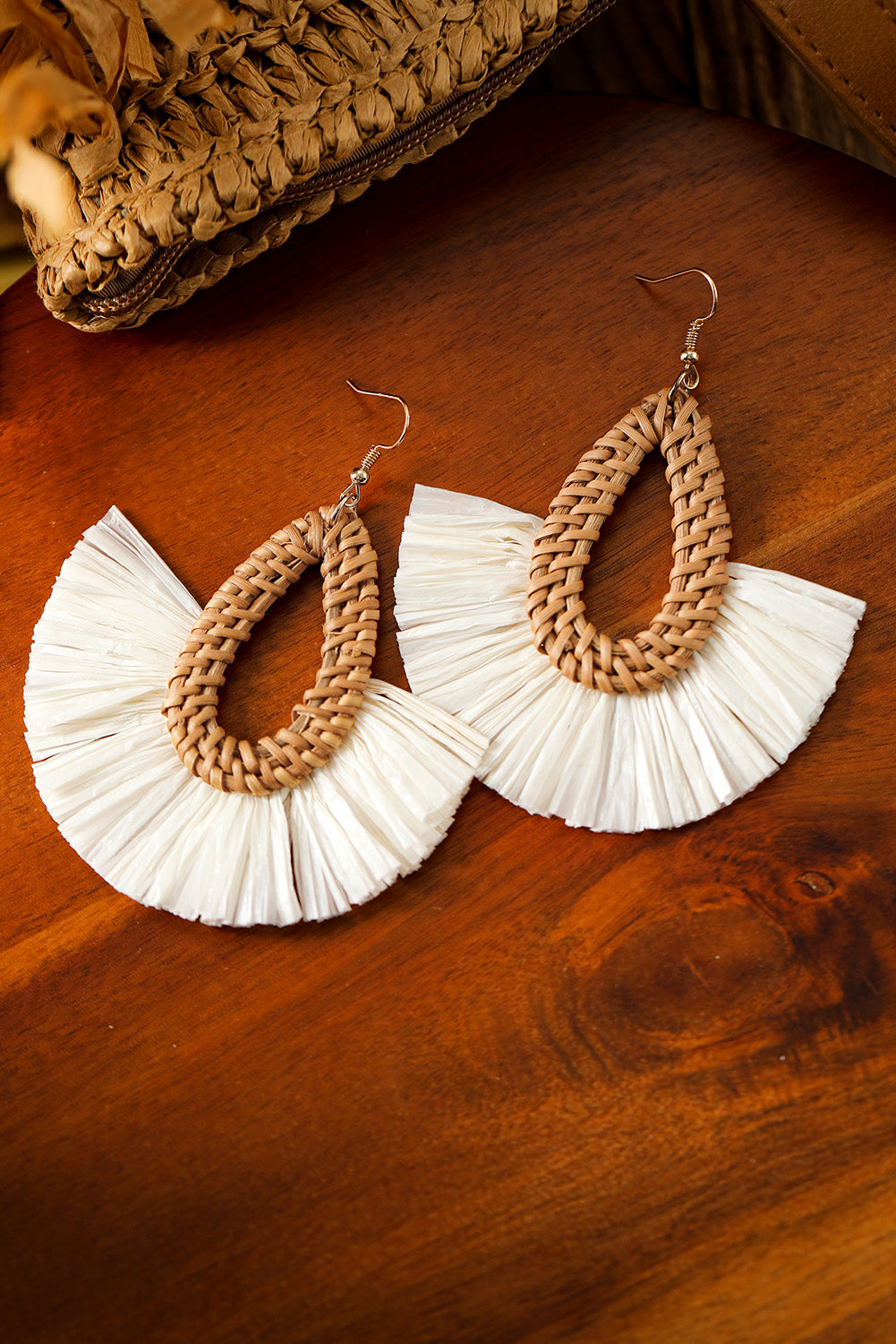 Boucles d'oreilles pendantes tissées en demi-cercle bohème beige