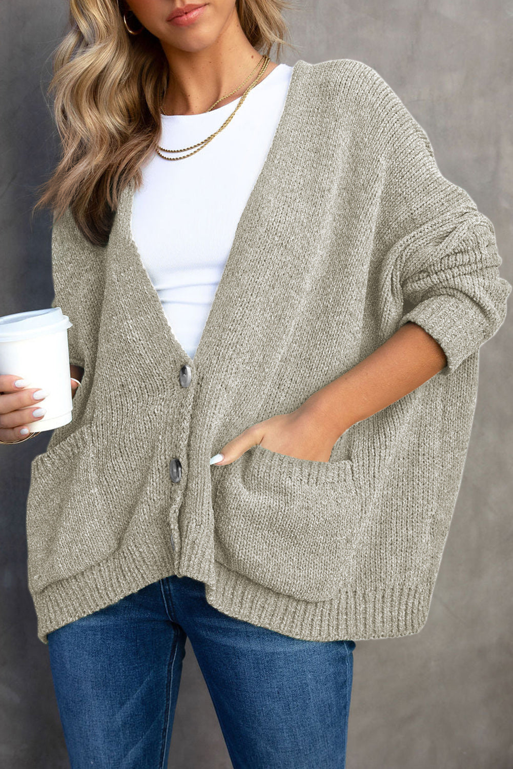 Cardigan pull gris avec poches sur le devant et boutons