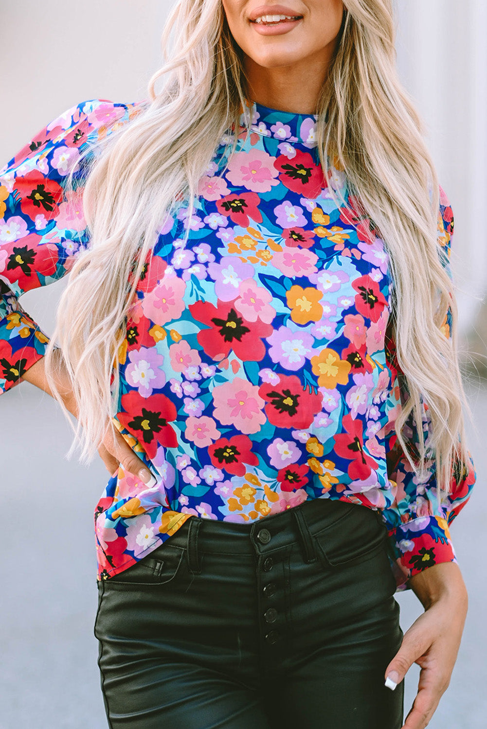 Blouse bleue à imprimé floral et manches bouffantes à col montant