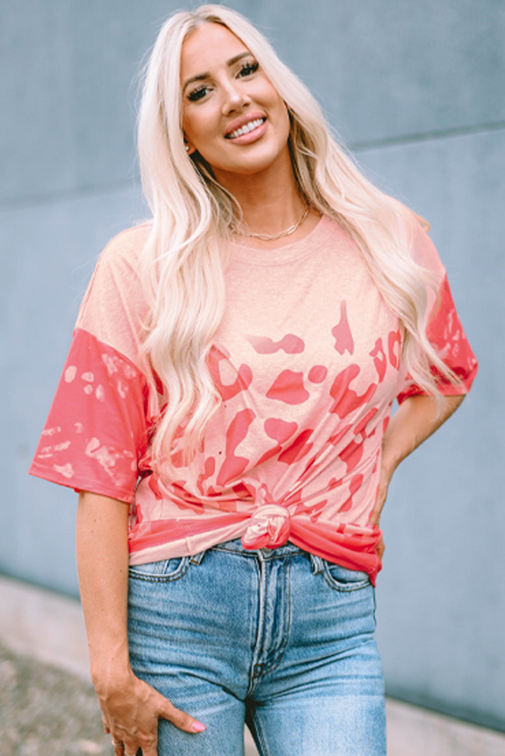 T-shirt Boyfriend blanchi léopard rose avec trous