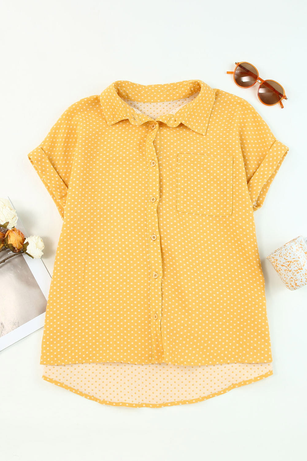 Chemise jaune roulée à manches courtes et imprimé à pois