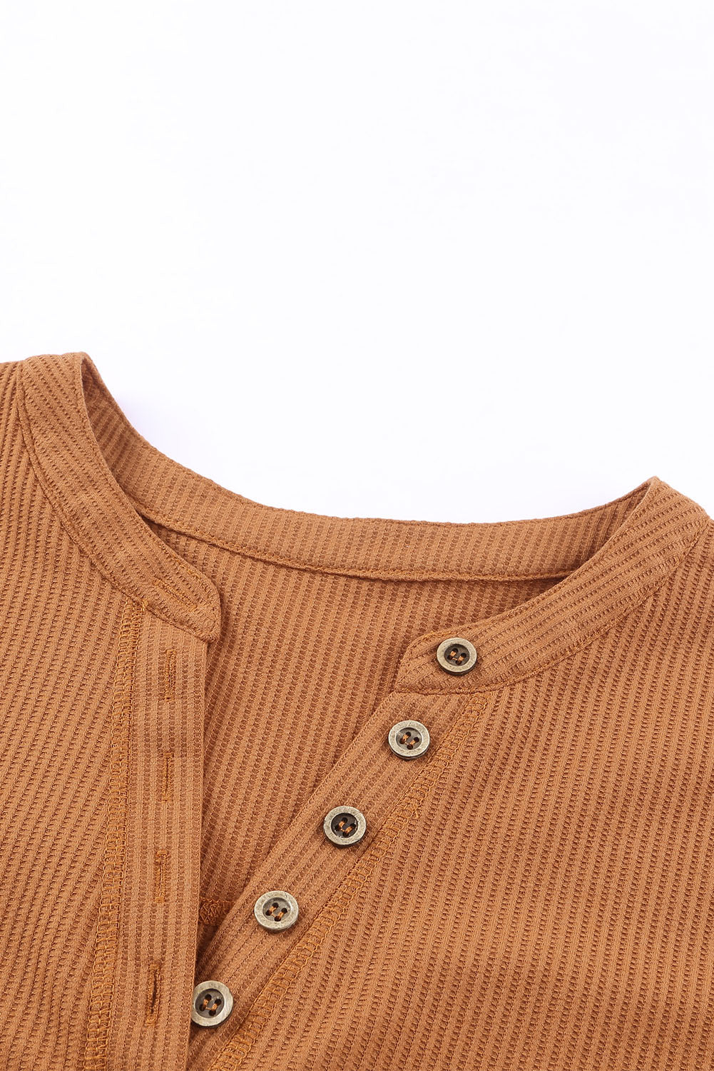 Haut Henley marron en tricot gaufré à demi-bouton 