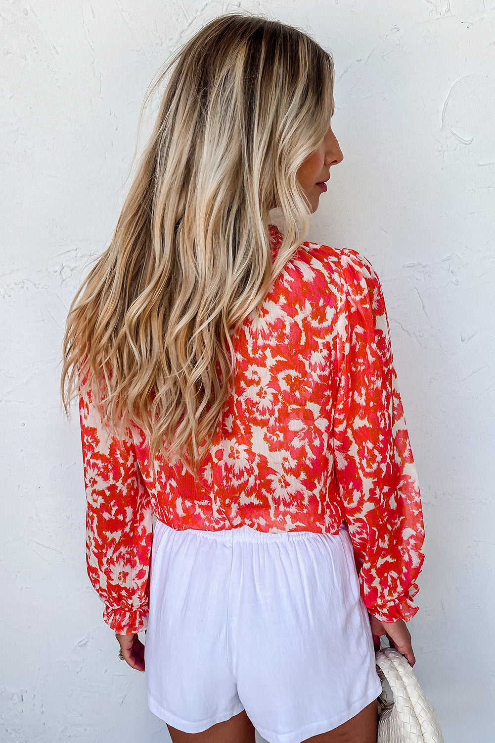 Blouse rouge à col en V cranté à volants et fleurs