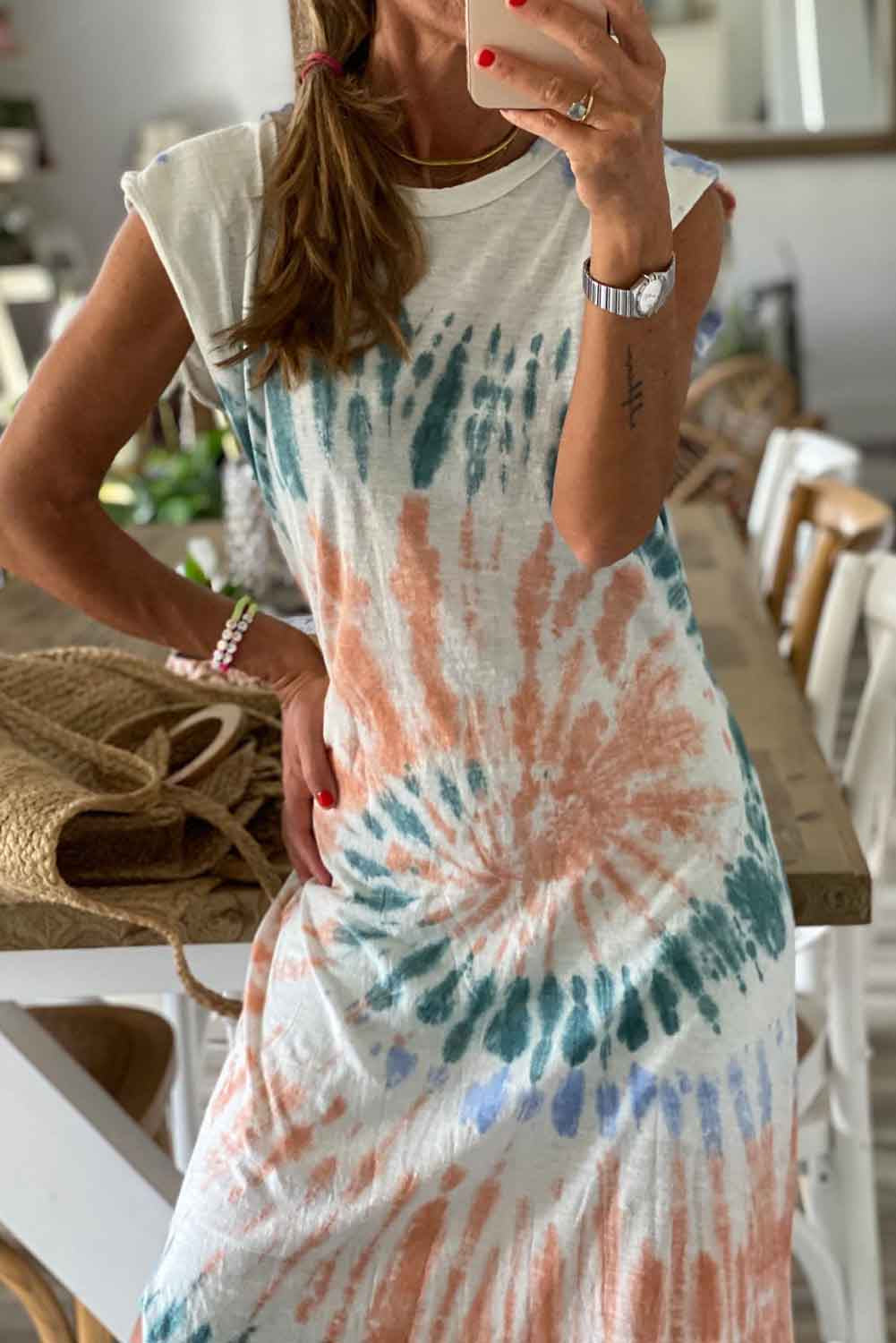 Robe longue fendue blanche à manches courtes et tie-dye