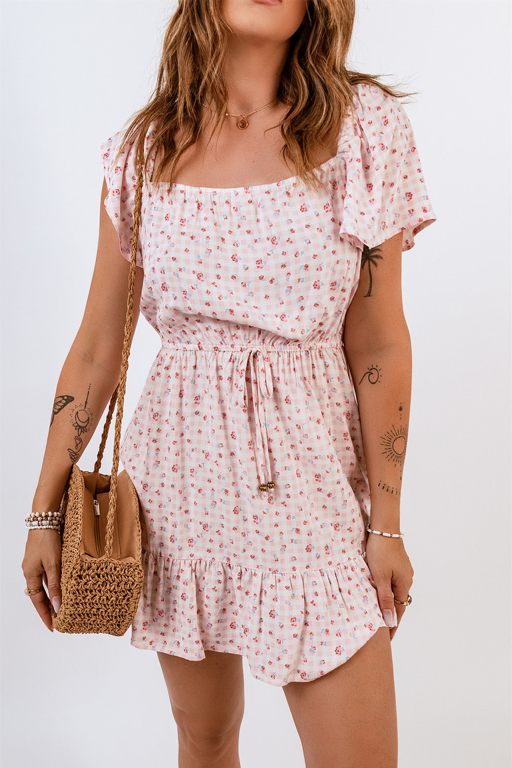 Robe florale rose à taille élastique et ourlet à volants