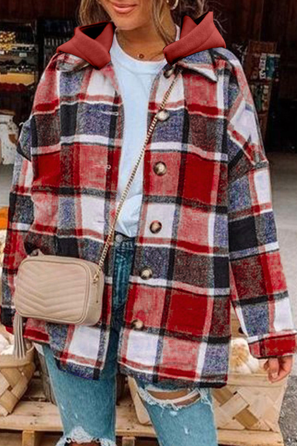 Veste rouge à capuche à carreaux boutonnée sur le devant