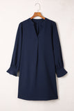 Robe chemise bleue fendue à col en V et manches à volants