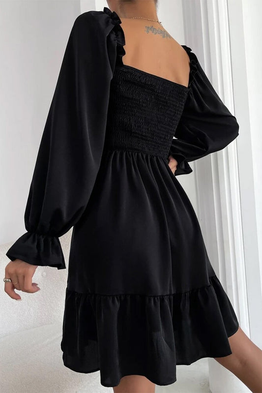 Mini-robe noire smockée à manches bouffantes et à volants 