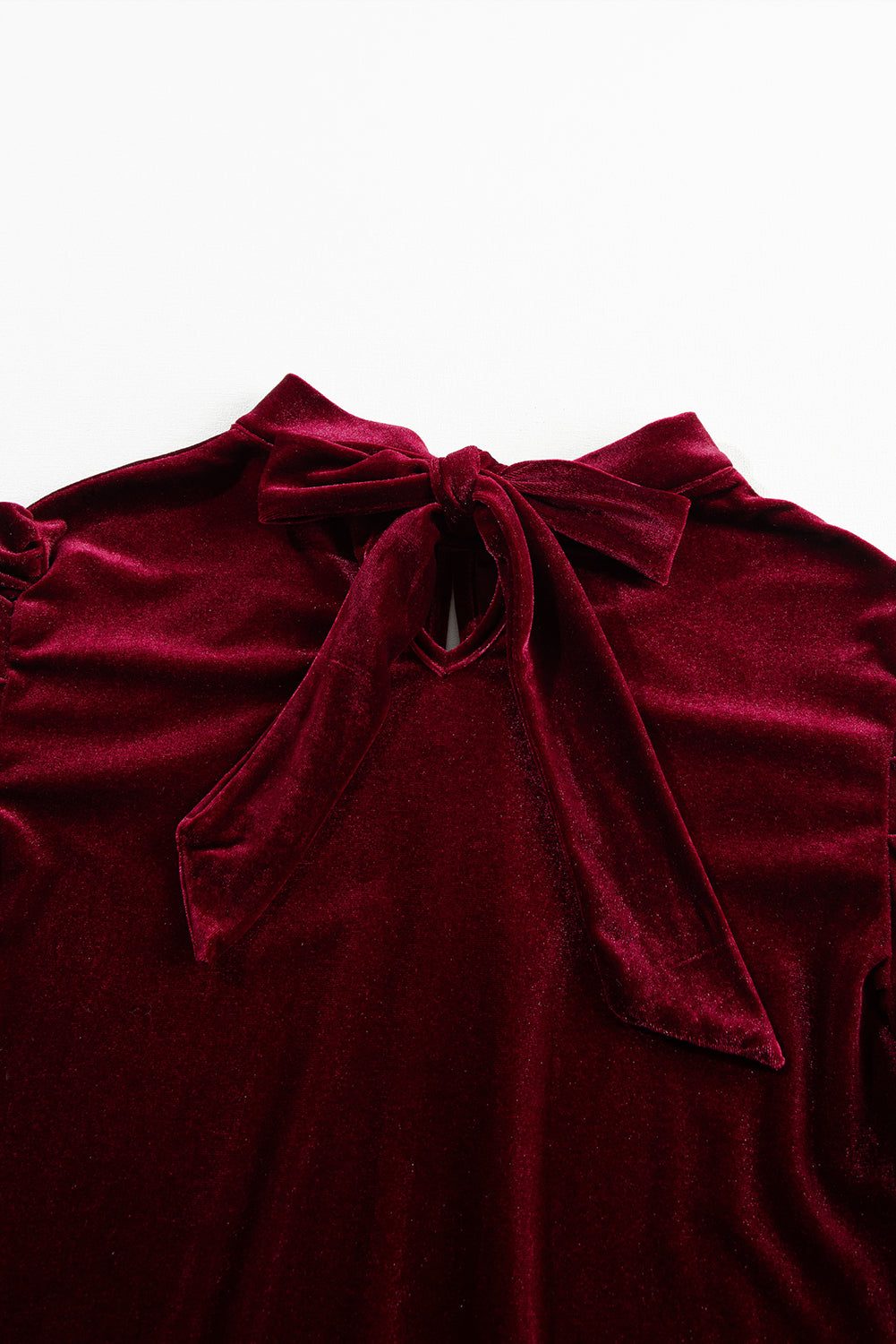 Blouse en velours rouge à col montant et manches bouffantes