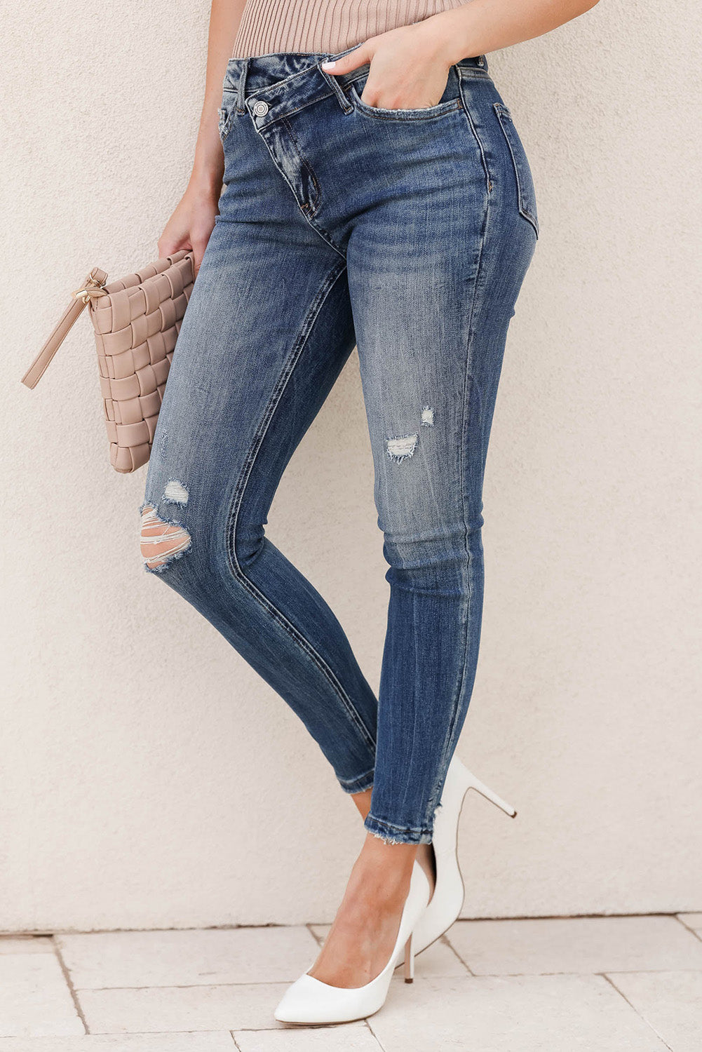 Jean skinny effet vieilli bleu ciel avec braguette zippée et bouton asymétrique