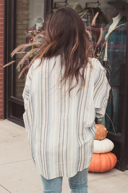 Chemise haute et basse à rayures avec poches poitrine surdimensionnées et manches bouffantes 