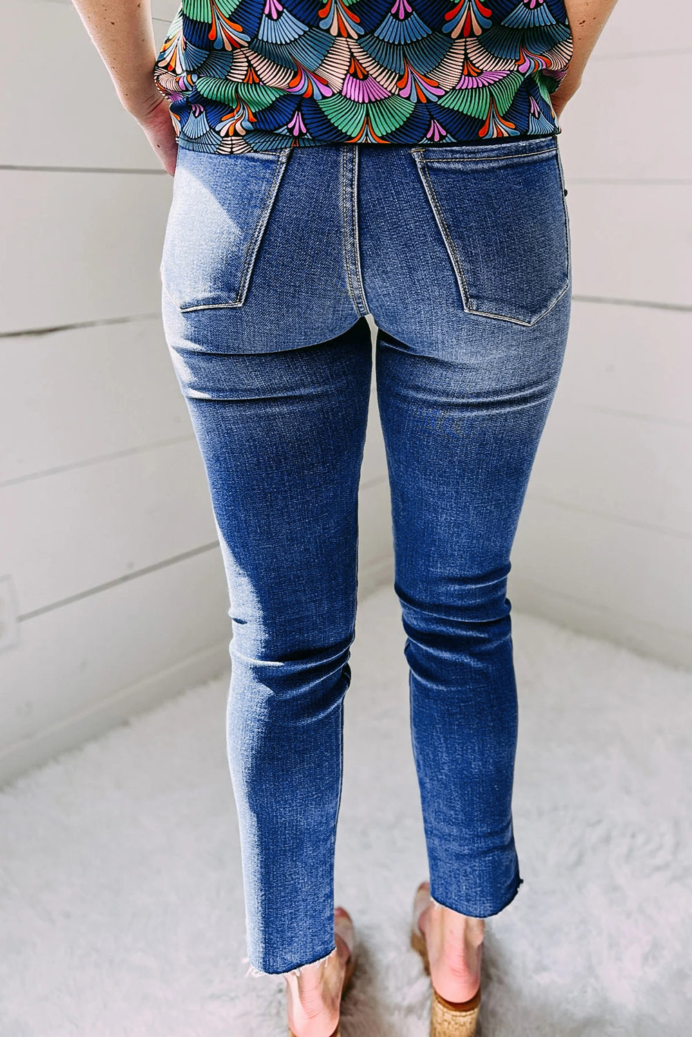 Jean skinny asymétrique bleu ciel avec braguette zippée et boutons asymétriques