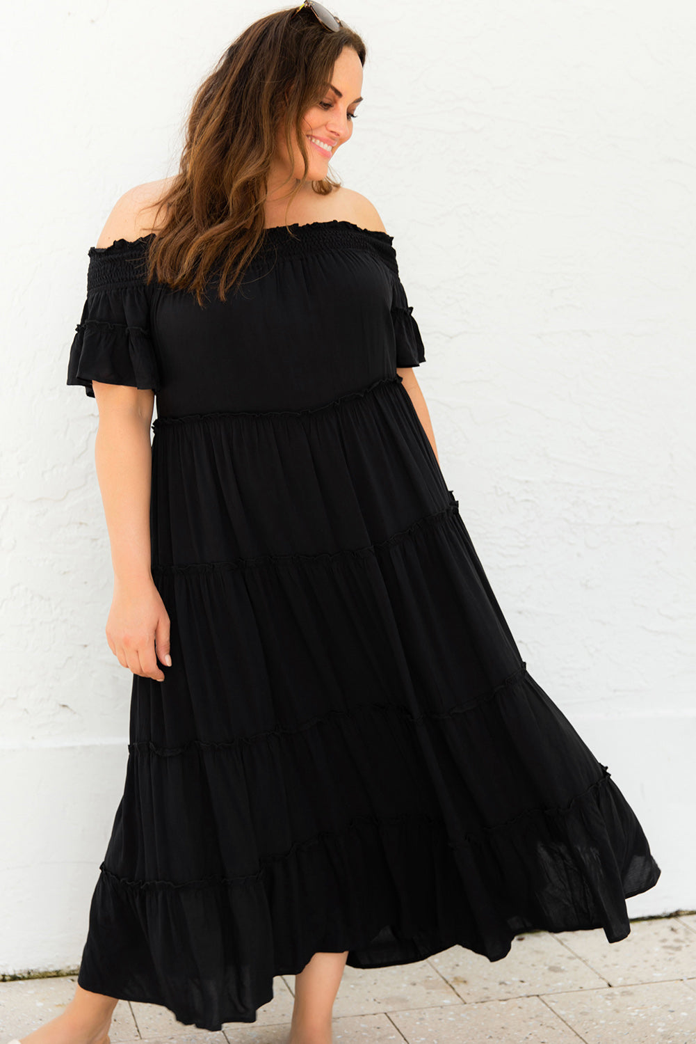 Robe longue noire à volants et épaules dénudées de grande taille