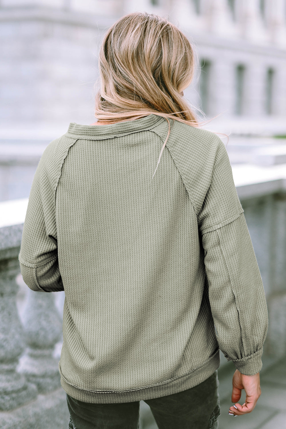 Cardigan kaki en tricot gaufré avec boutons et coutures apparentes sur le devant