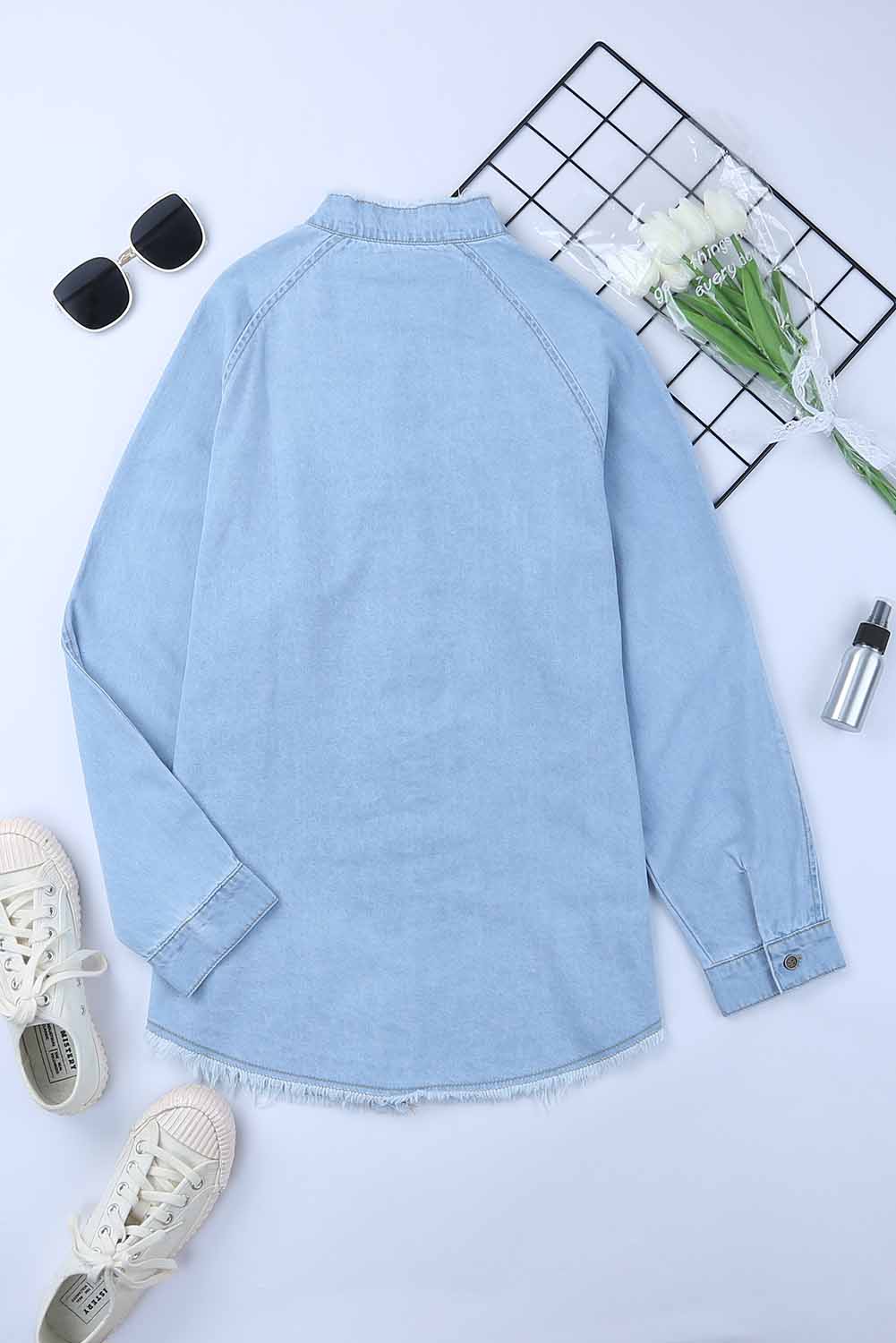 Chemise effilochée à poches en chambray bleu ciel