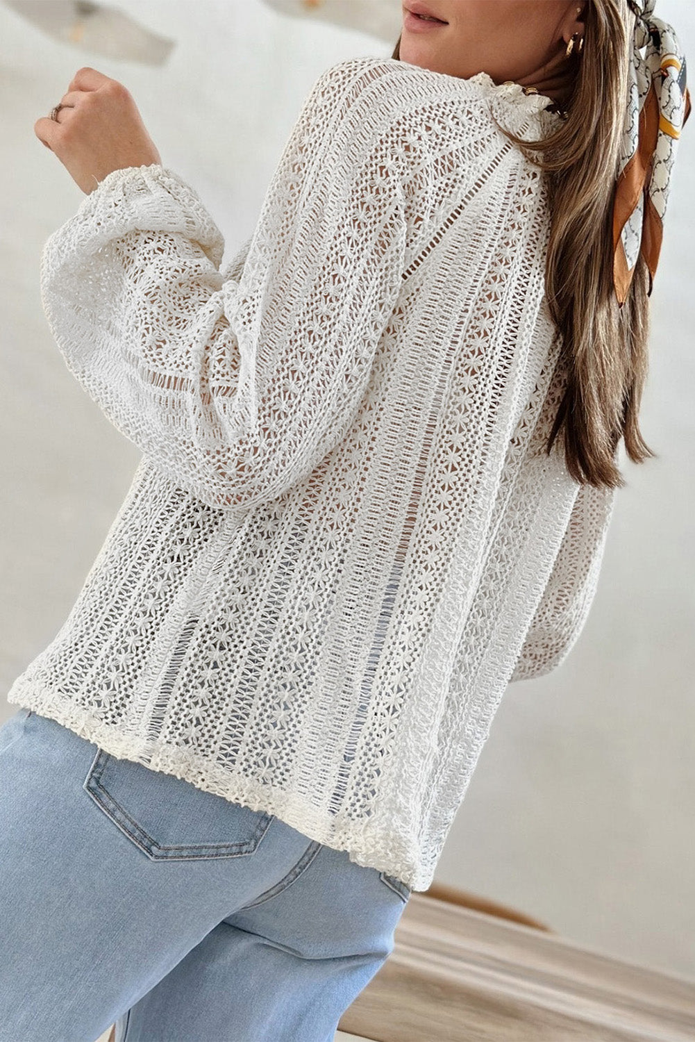 Chemise blanche en dentelle boutonnée à manches longues et col en V