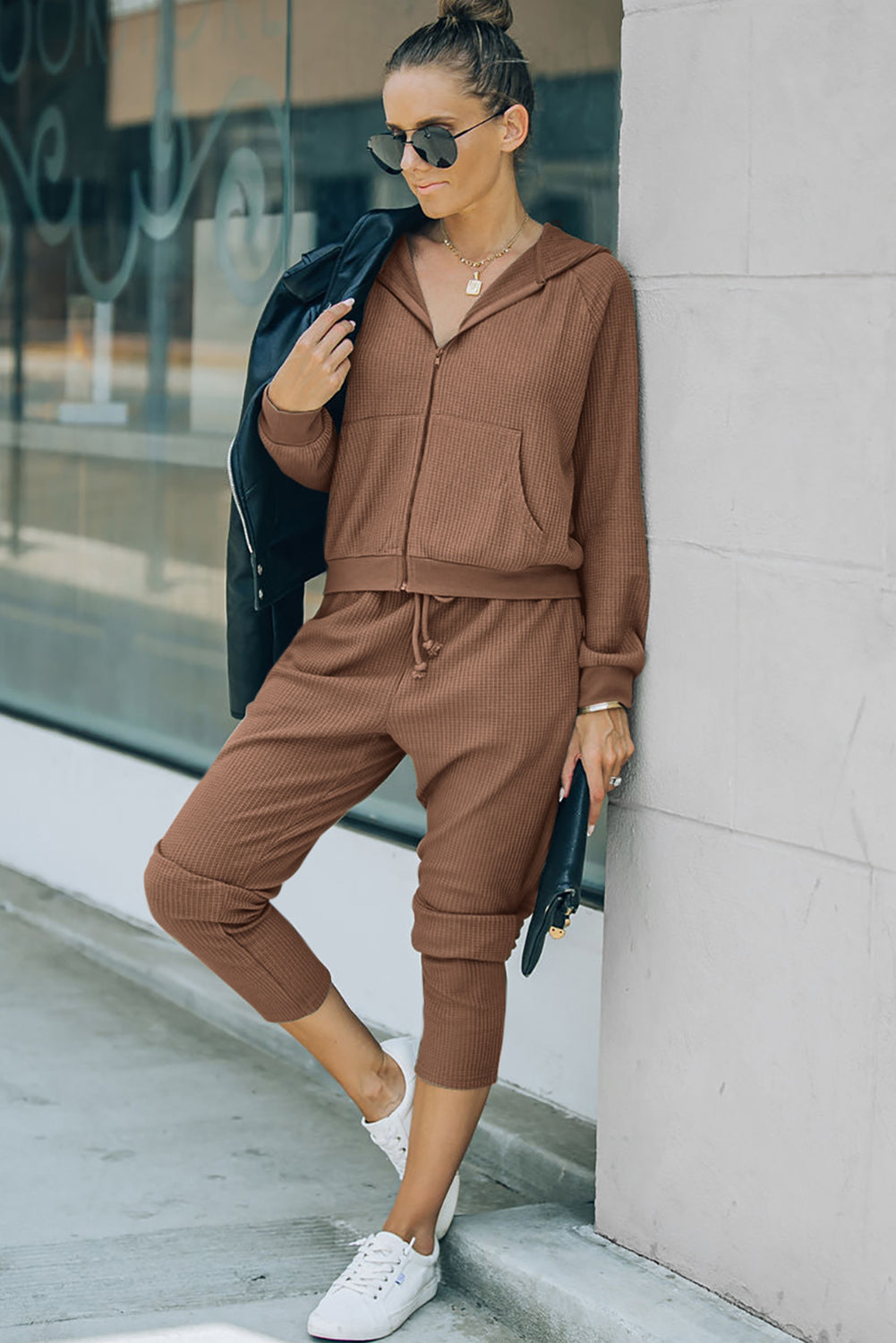 Sweat à capuche zippé en tricot gaufré marron et pantalon, tenue Athleisure