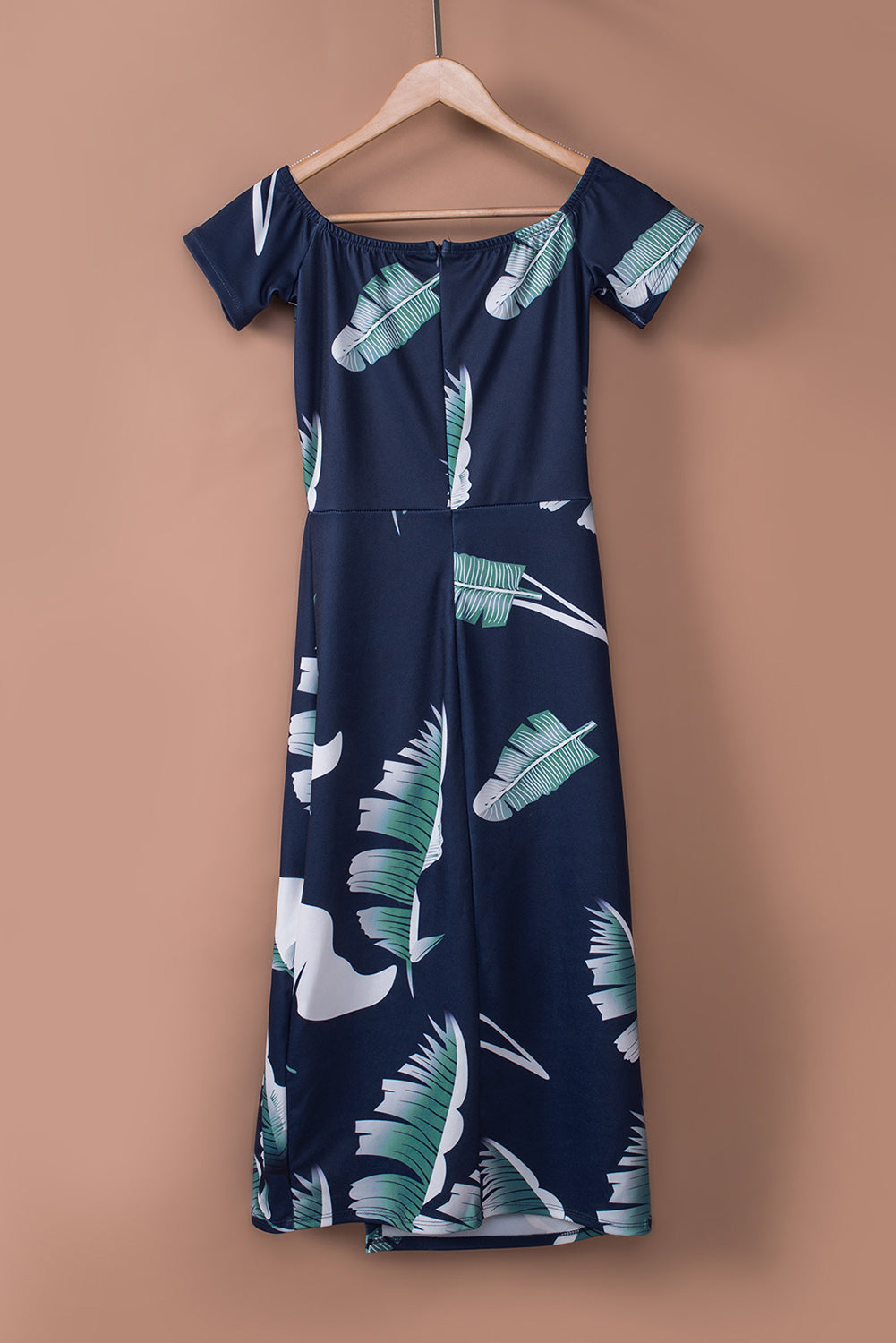 Robe bleu foncé à manches courtes et épaules dénudées à imprimé floral