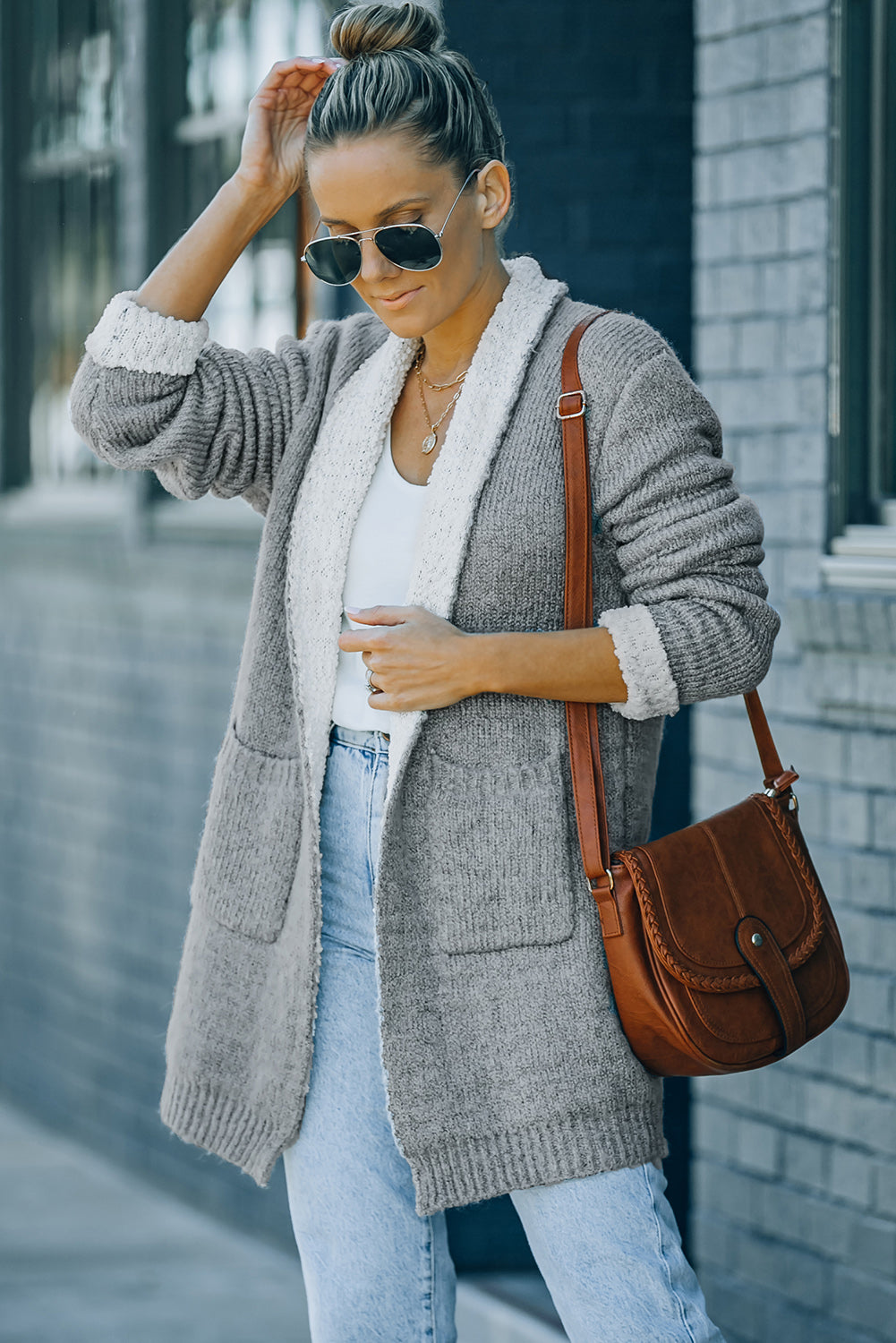 Cardigan en tricot gris à longues poches ouvert sur le devant