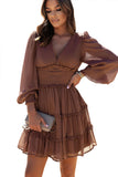 Robe marron transparente à manches longues et détails smockés