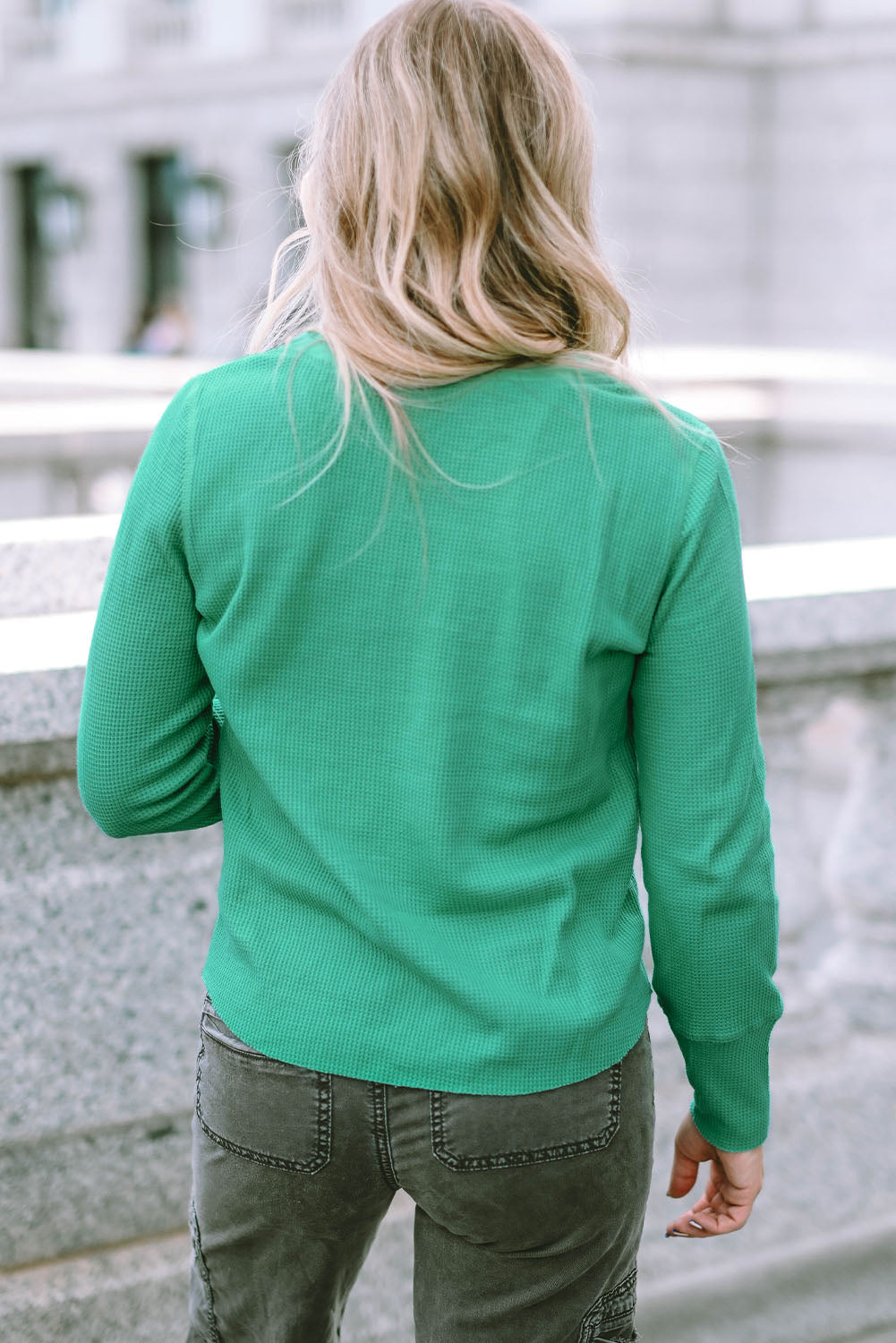 Haut Henley en tricot gaufré vert à encolure bordée