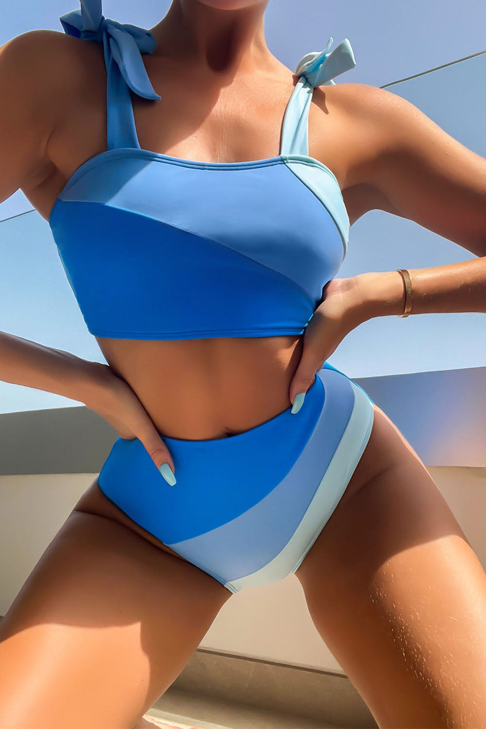 Maillot de bain bikini taille haute ombré color block noué sur les épaules