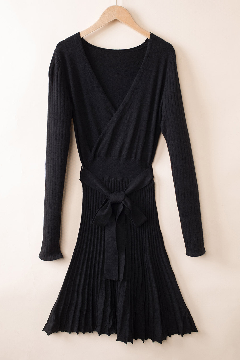 Robe pull plissée côtelée noire avec ceinture et col en V