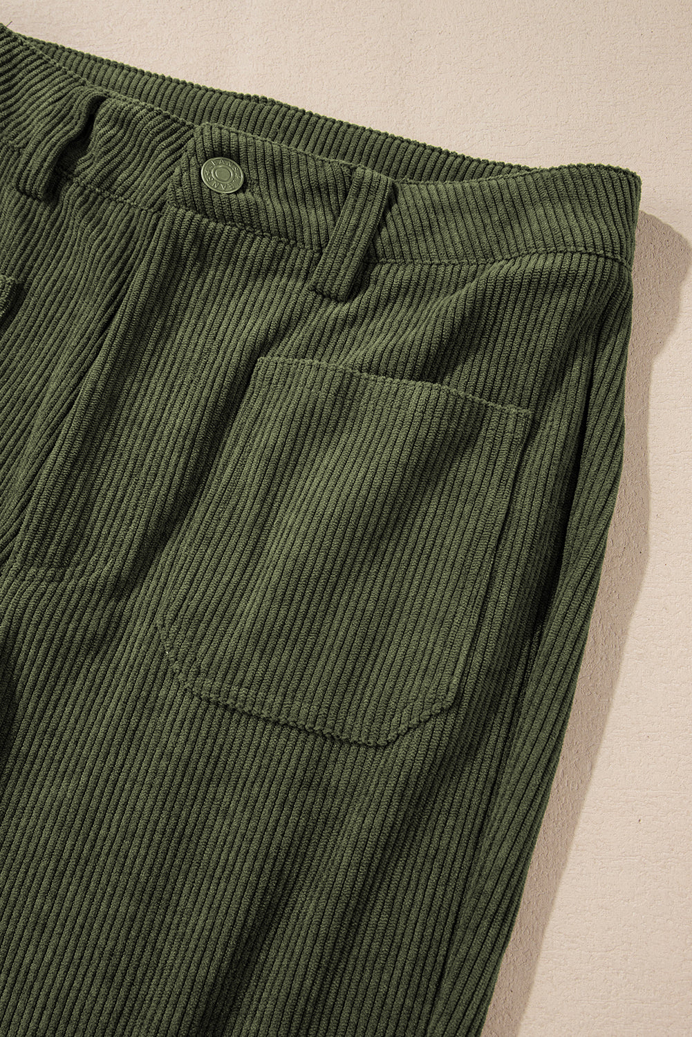 Pantalon en velours côtelé vert taille haute avec poches carrées